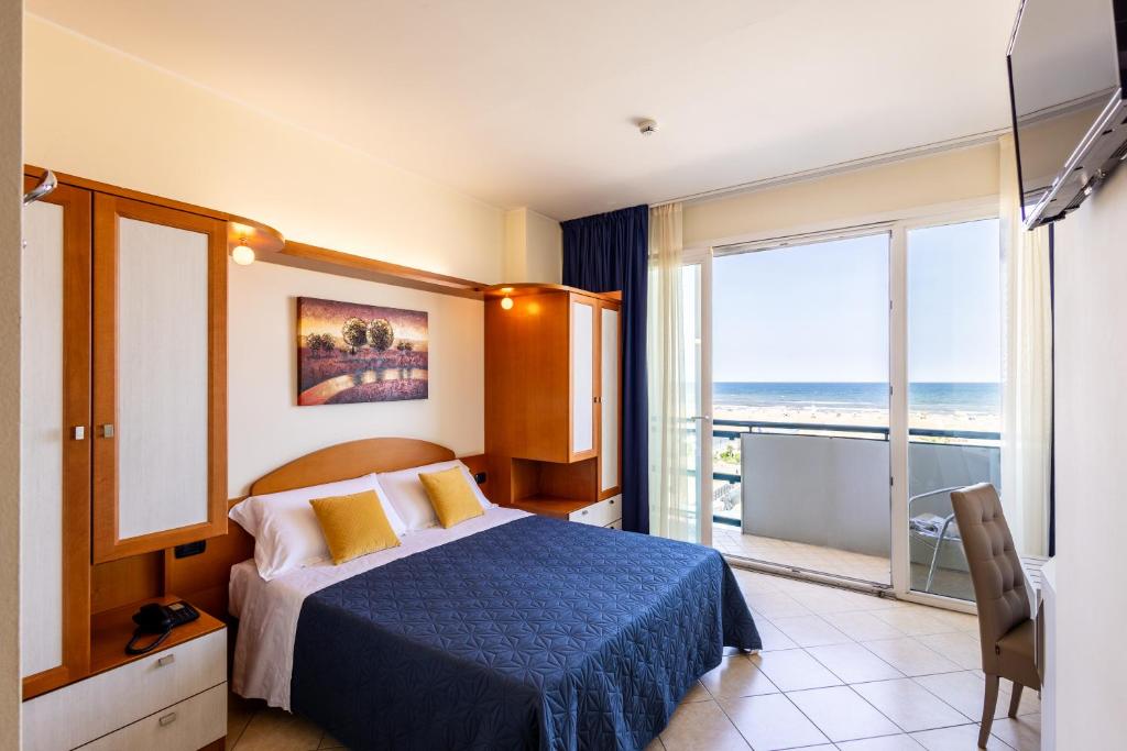 une chambre avec un lit et une vue sur l'océan dans l'établissement Hotel Palm Beach B&B SEA VIEW, à Rimini