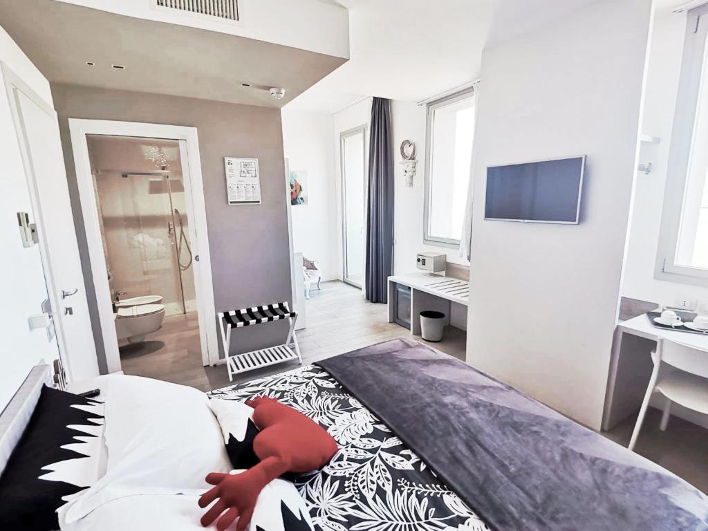 une chambre avec un grand lit et une salle de bain dans l'établissement Hotel Madalù, à Rimini 165 autres photos
