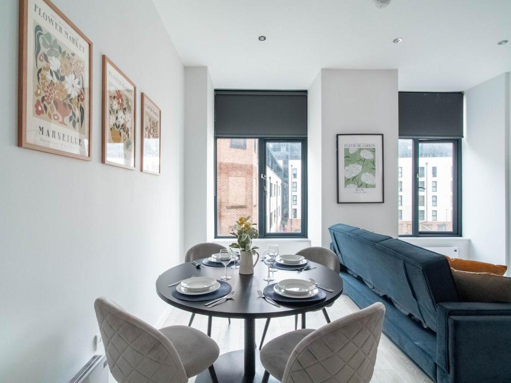 Beautiful Riverside Leeds Dock 2BR Apartment Parking 2