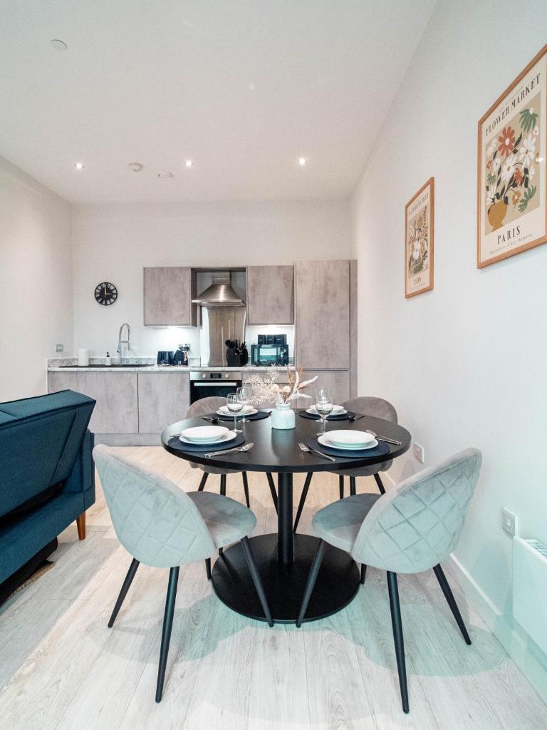 Beautiful Riverside Leeds Dock 2BR Apartment Parking 8