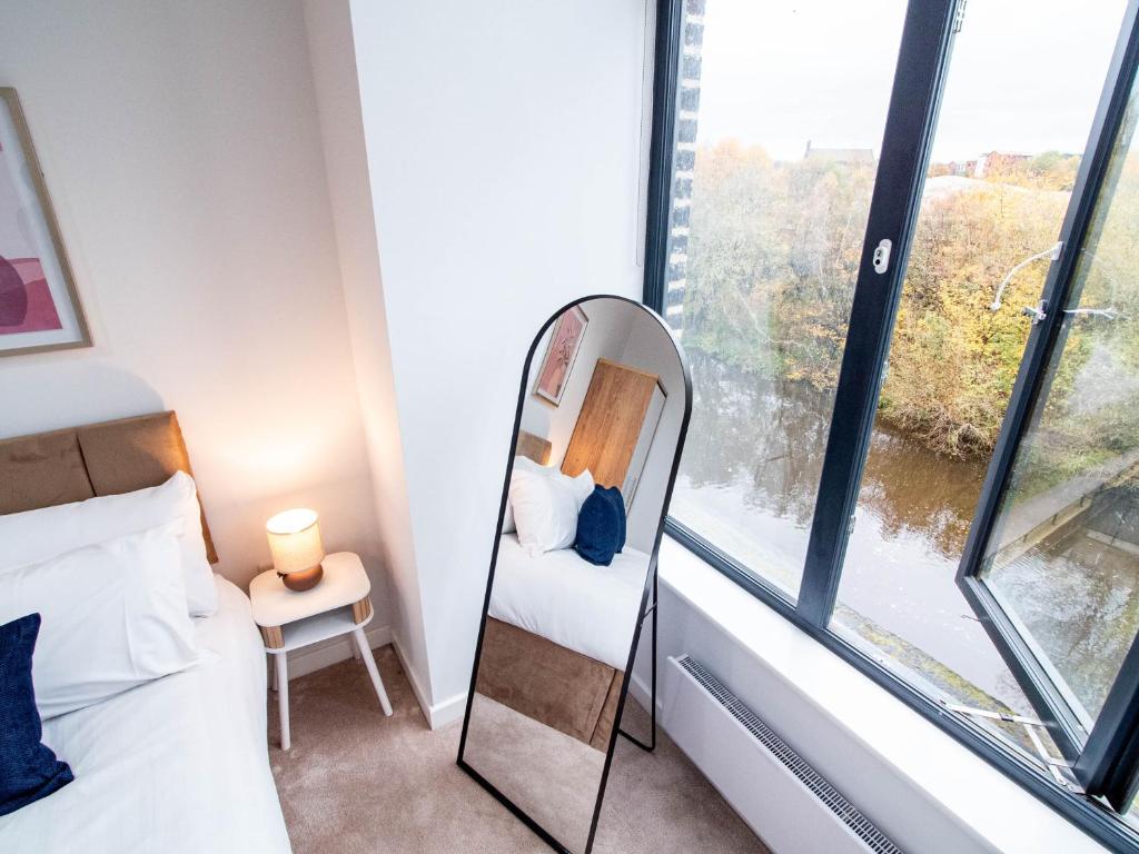 Beautiful Riverside Leeds Dock 2BR Apartment Parking 3