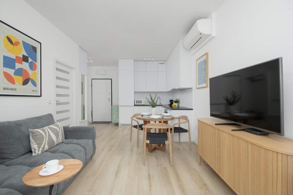 Stylish Apartment in Browary Warszawskie with Air Conditioning & Parking by Noclegi Renters 6