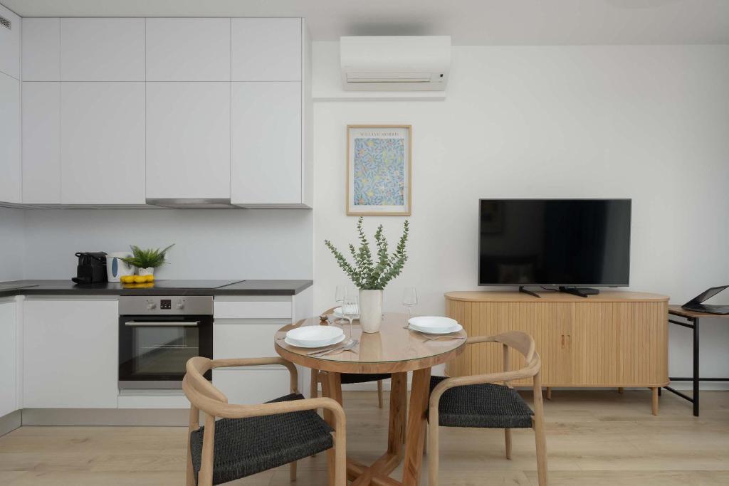 Stylish Apartment in Browary Warszawskie with Air Conditioning & Parking by Noclegi Renters 8