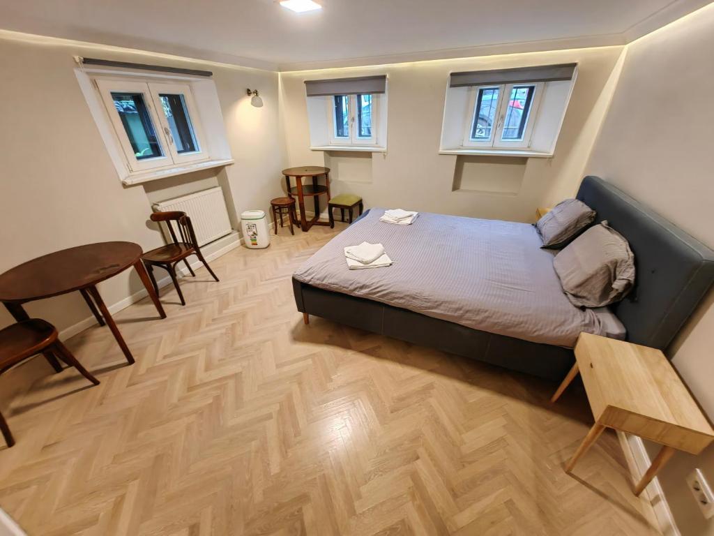 Little Bucharest mansion next to Parliament Palace 7