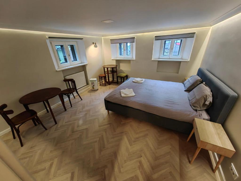 Little Bucharest mansion next to Parliament Palace 8