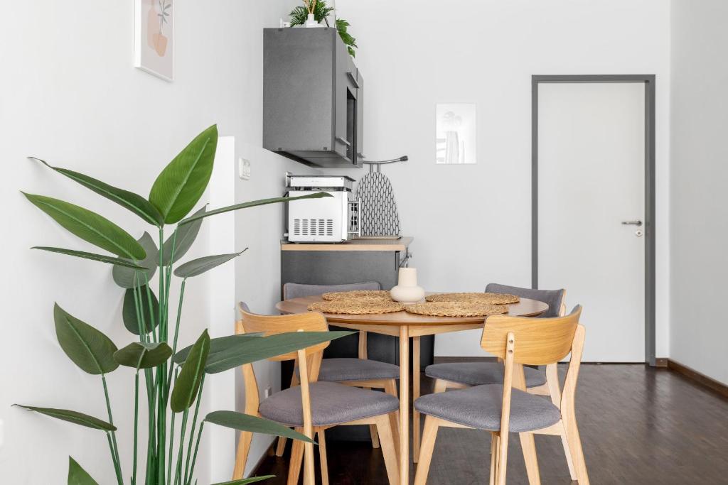 Global Living - Design Apartment I Rathausplatz I Kitchen I Augsburg 7