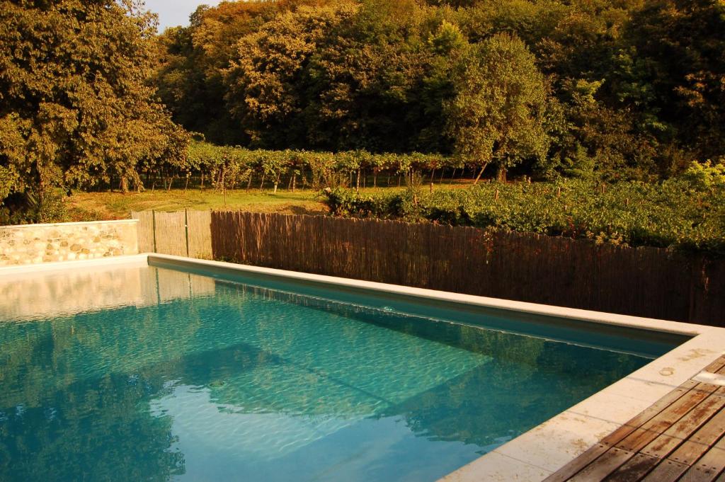 - une piscine en face d'une clôture en bois dans l'établissement Villa Sogara, à San Martino Buon Albergo 31 autres photos