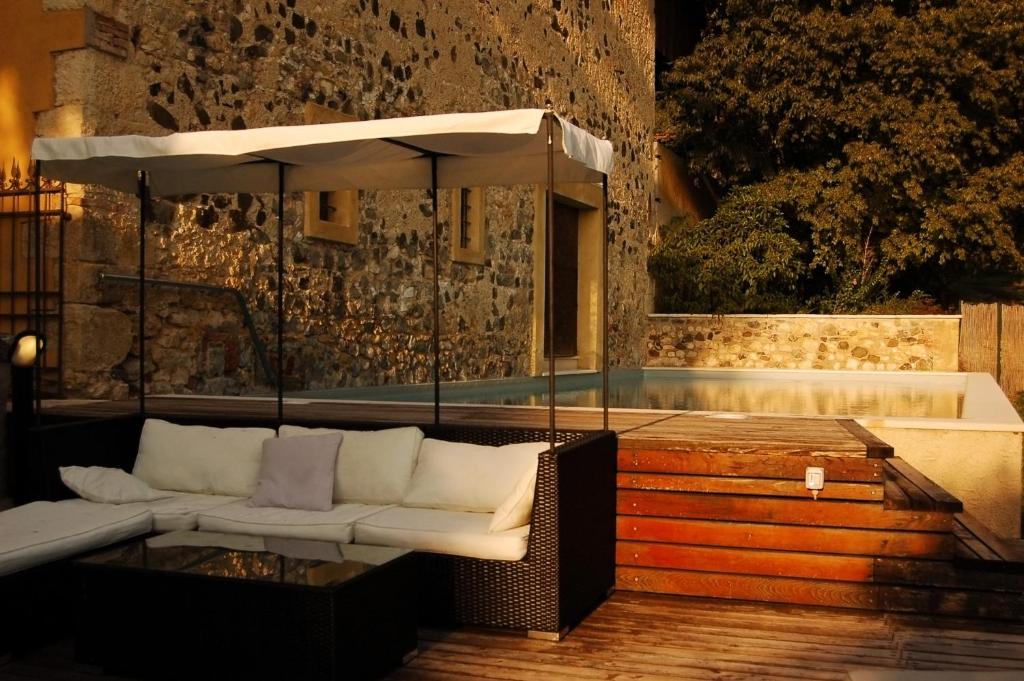 - un salon avec un canapé et un parasol dans l'établissement Villa Sogara, à San Martino Buon Albergo