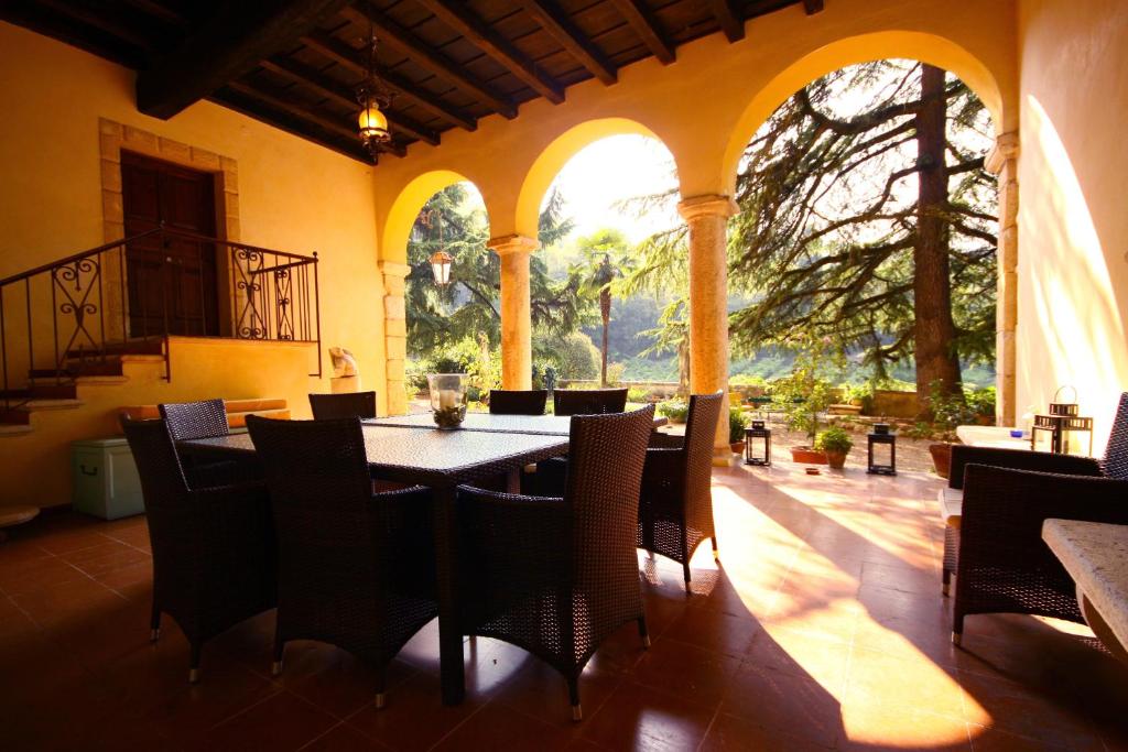 une salle à manger avec une table et des chaises dans l'établissement Villa Sogara, à San Martino Buon Albergo