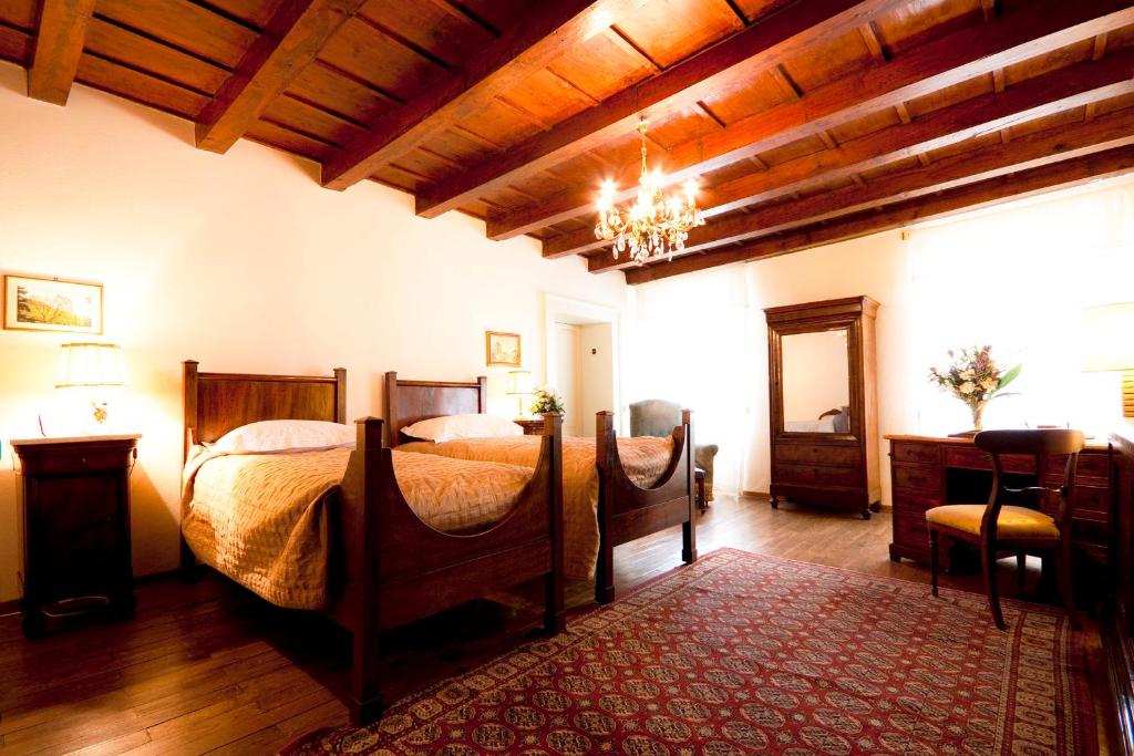 une chambre avec deux lits et un lustre dans l'établissement Villa Sogara, à San Martino Buon Albergo