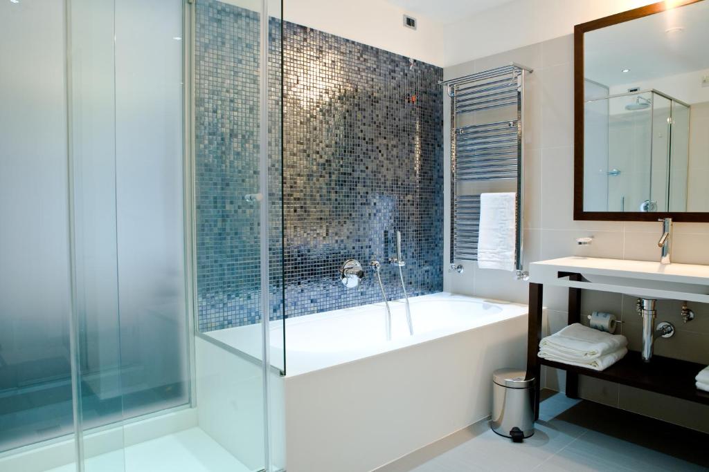 une salle de bain avec une douche, une baignoire et un lavabo dans l'établissement Hotel Napoleon, à Torre Melissa