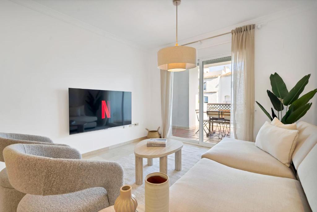 Banús Luxury Apartment - Prime Location and Free Parking