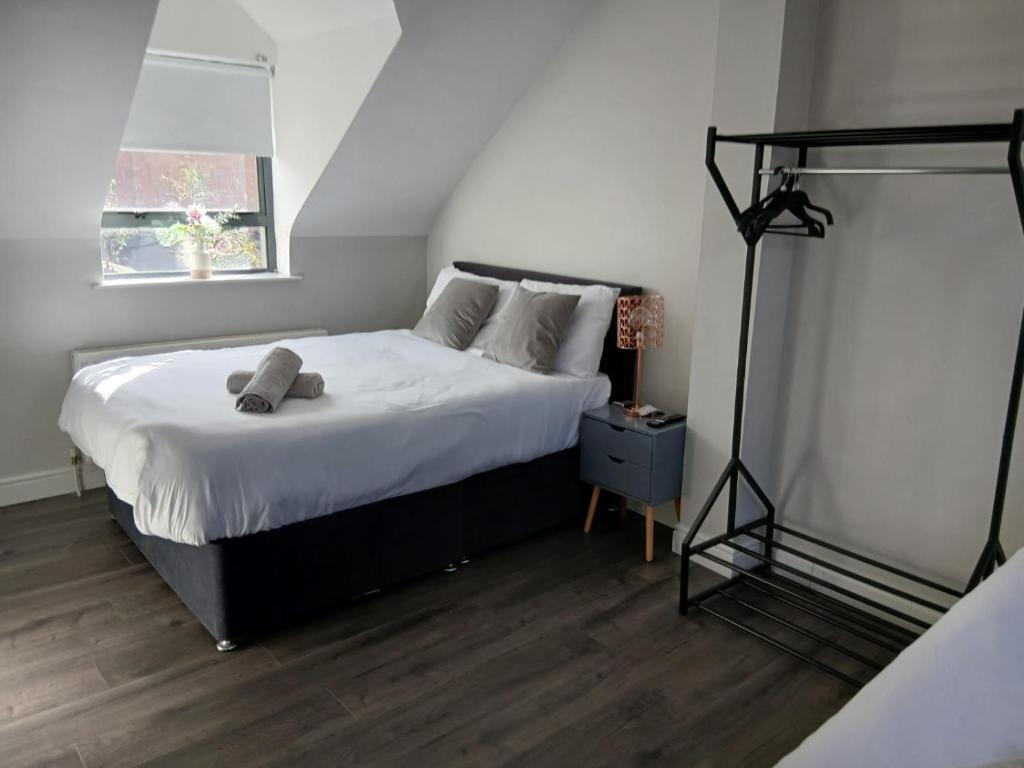 LARGE 3 BEDROOM HOME, 3 BATHROOMS, FREE PARKING, FAST WIFI 7