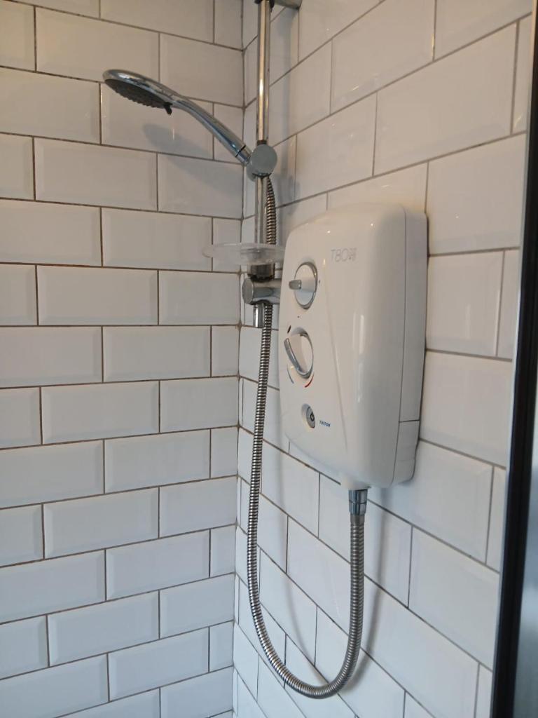LARGE 3 BEDROOM HOME, 3 BATHROOMS, FREE PARKING, FAST WIFI 3