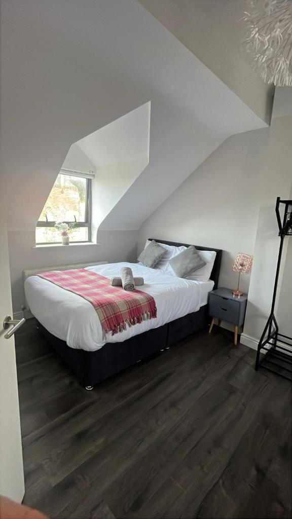 LARGE 3 BEDROOM HOME, 3 BATHROOMS, FREE PARKING, FAST WIFI 2