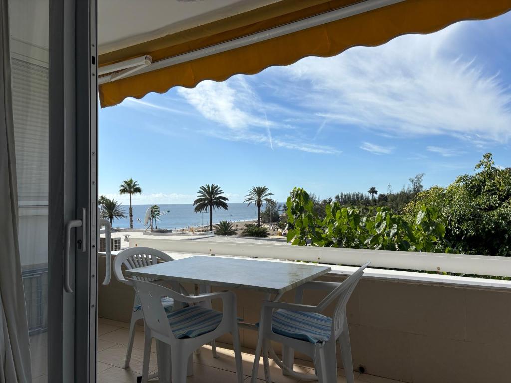 Holiday apartment with direct sea promenade access