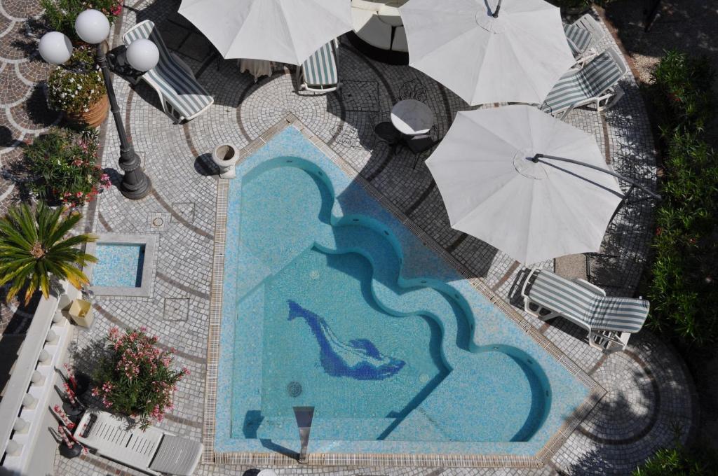 une vue aérienne d'une piscine avec des parasols dans l'établissement Esedra Hotel, à Rimini