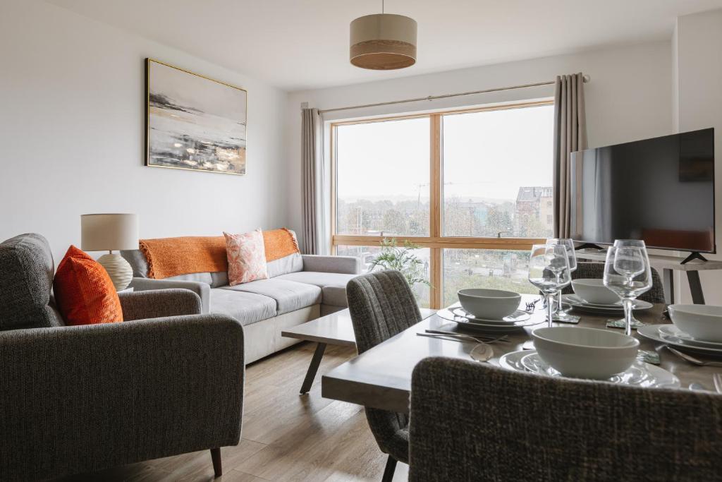 Stylish 2BR Apartments by Luxus Sleeps 6 Central Location 3