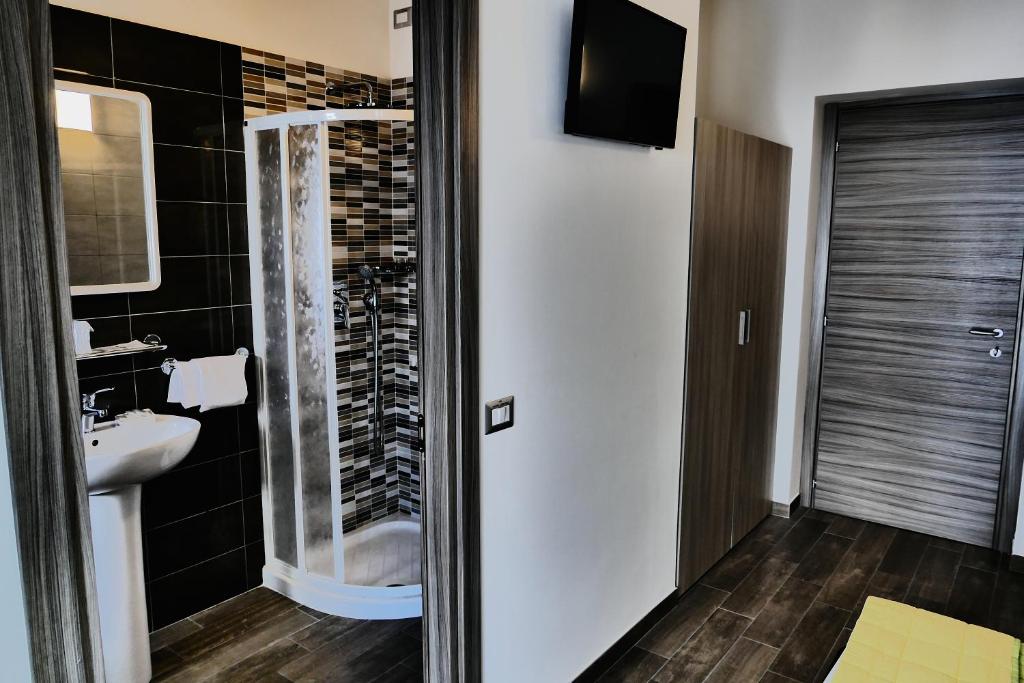 une salle de bain avec douche, lavabo et toilettes dans l'établissement Hotel Désirée, à San Benedetto del Tronto