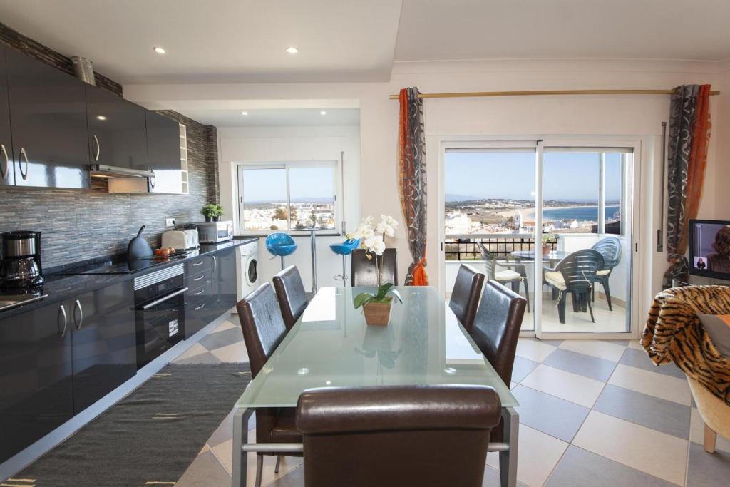 B17 - The Stunning Seaview Apartment 4