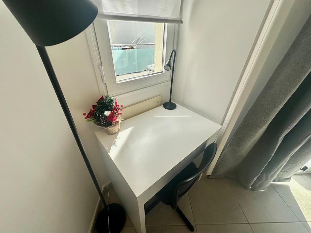 Chocolate Cookie- AC, High speed internet, Desk with natural light, Sunny terrace and pool 7
