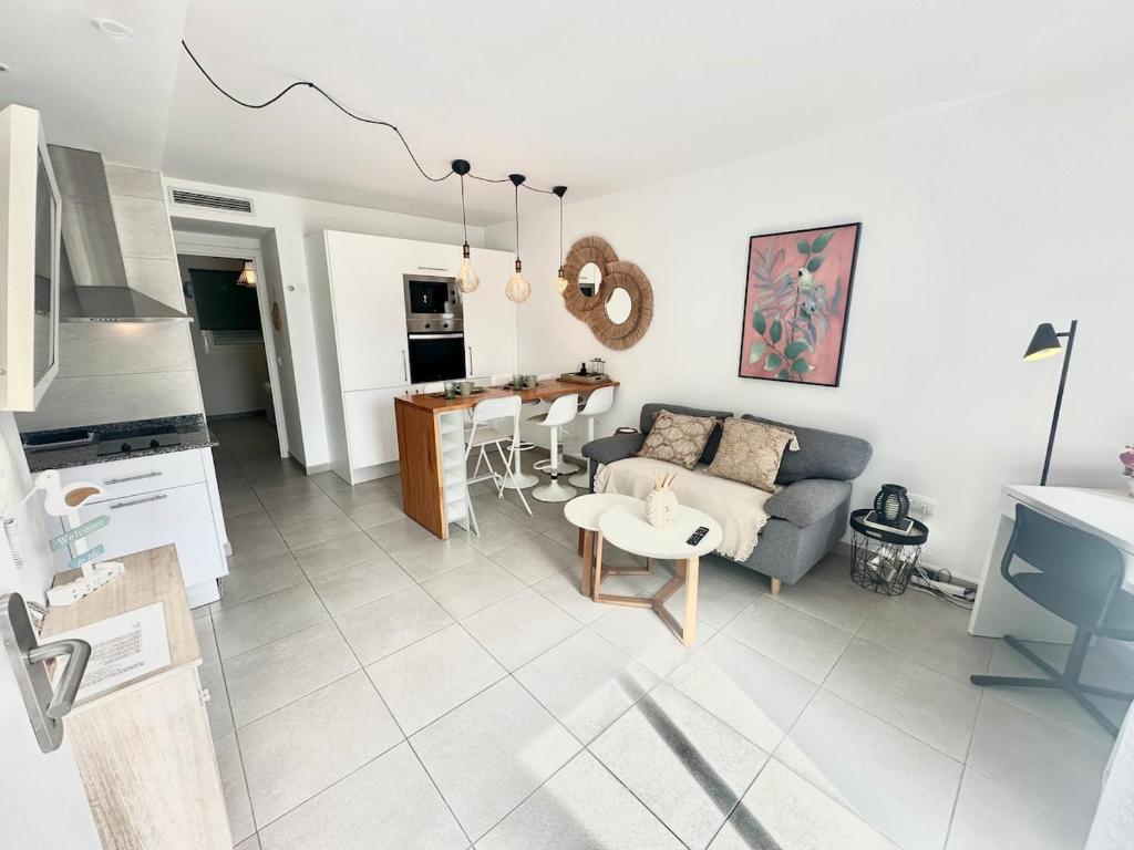 Chocolate Cookie- AC, High speed internet, Desk with natural light, Sunny terrace and pool 5