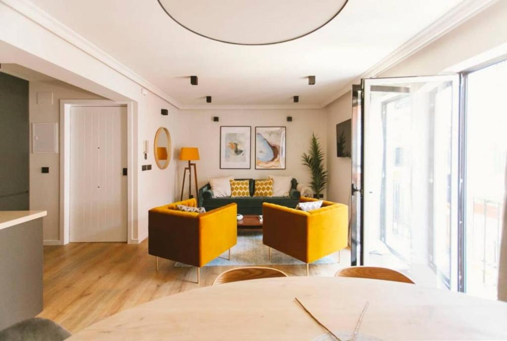 Modern attractive- 2Bd 2Bth- centric 7