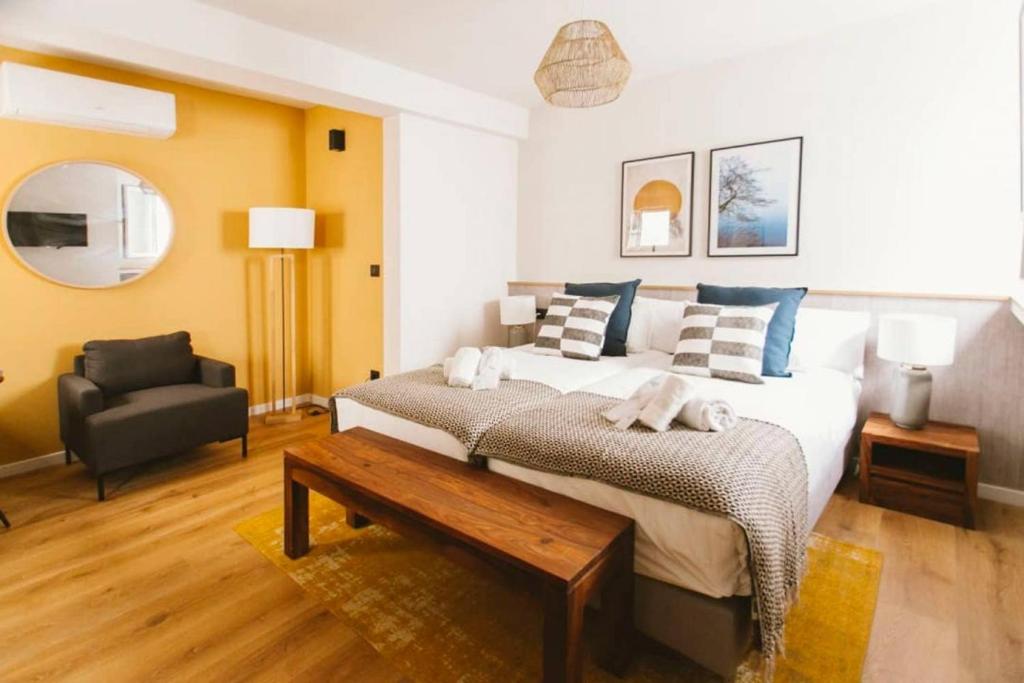 Modern attractive- 2Bd 2Bth- centric 2