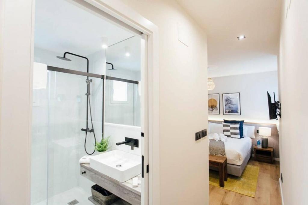 Modern attractive- 2Bd 2Bth- centric 3