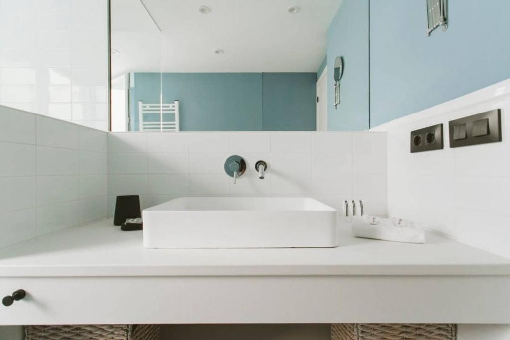 Modern attractive- 2Bd 2Bth- centric 8