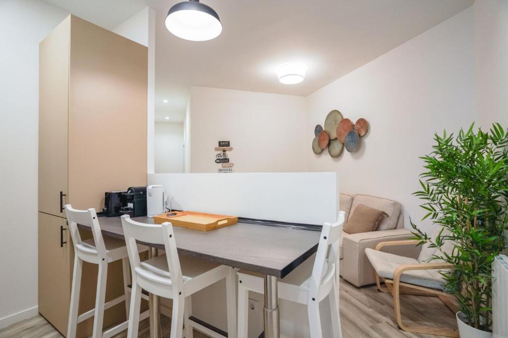 Modern and Cozy-3 Bedrooms 1 Bathroom-Delicias 4