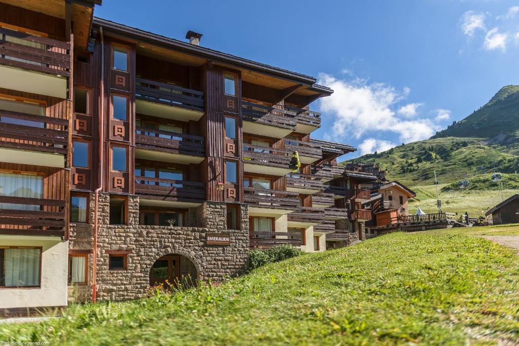un bâtiment sur le côté d'une colline dans l'établissement Résidence Pierre & Vacances Emeraude, à Belle Plagne 28 autres photos