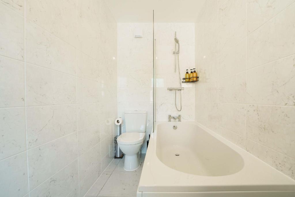 Large 4BR House Leeds, Contractor Friendly 3
