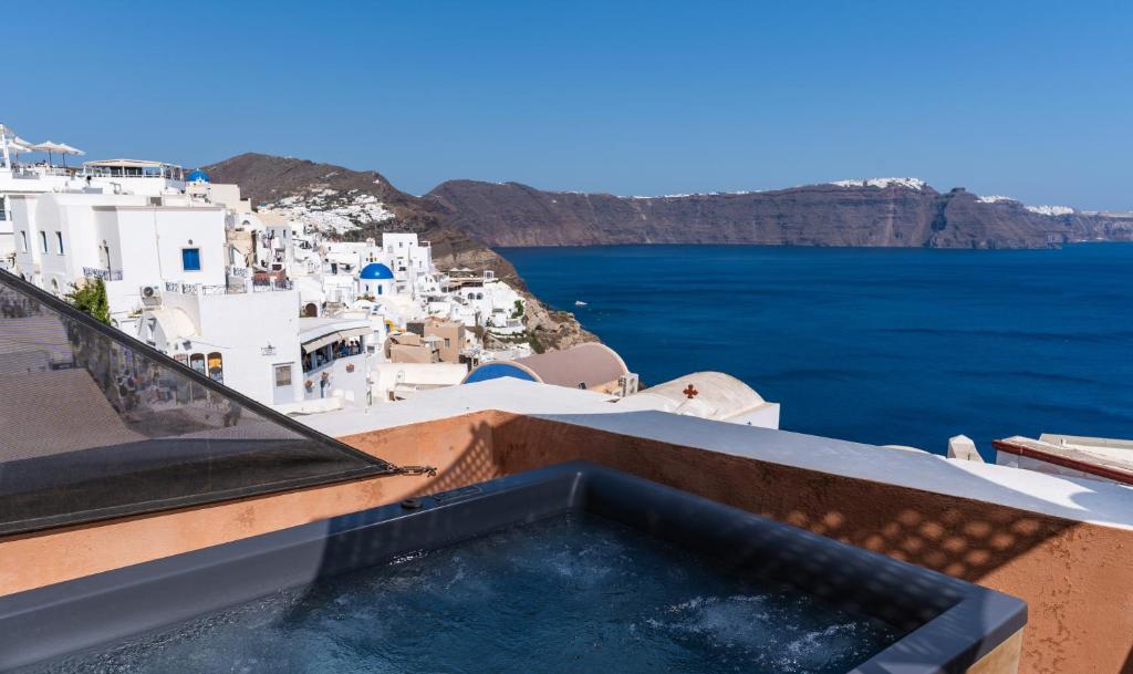 Villa Oasis Oia with Caldera View 4