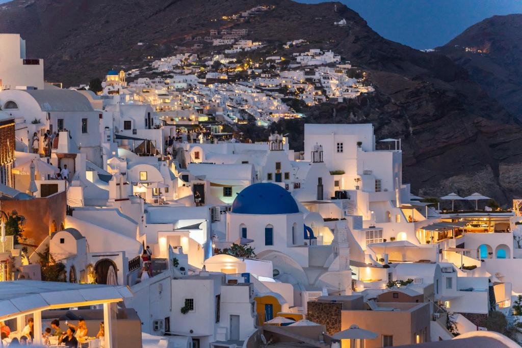 Villa Oasis Oia with Caldera View 2