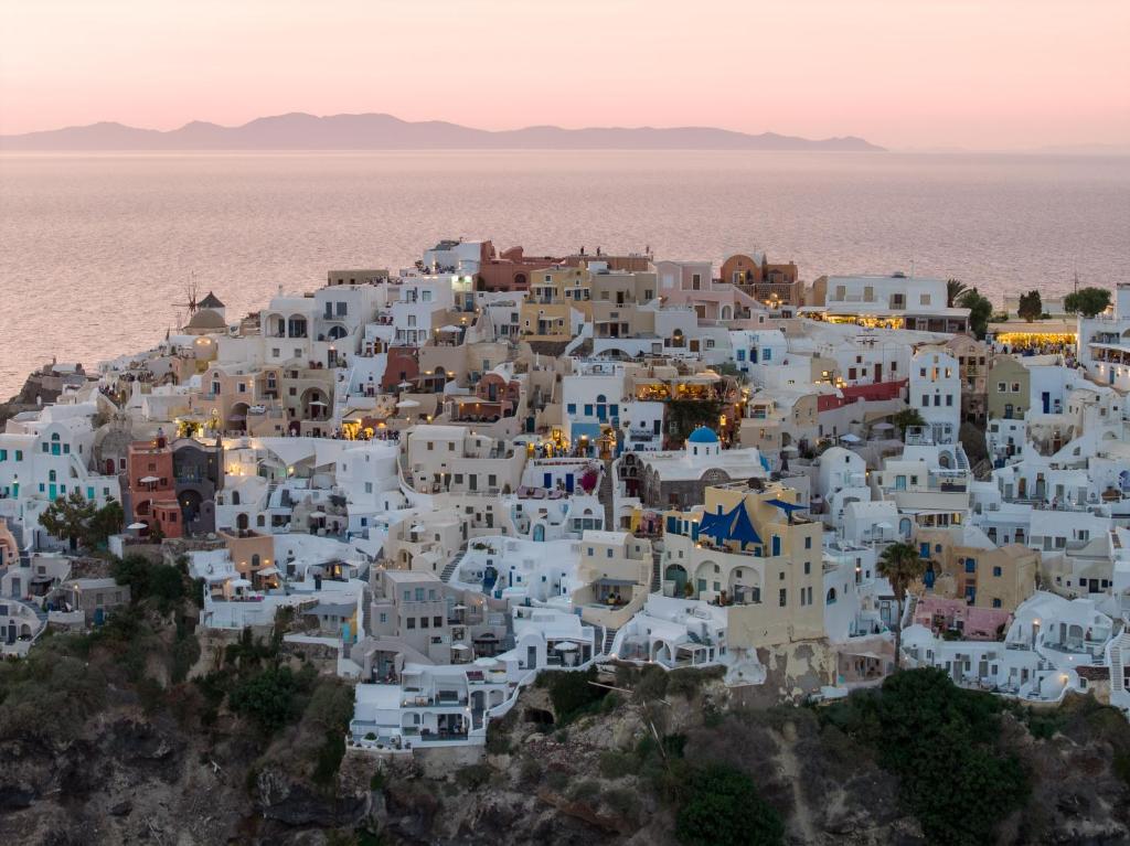 Villa Oasis Oia with Caldera View 8
