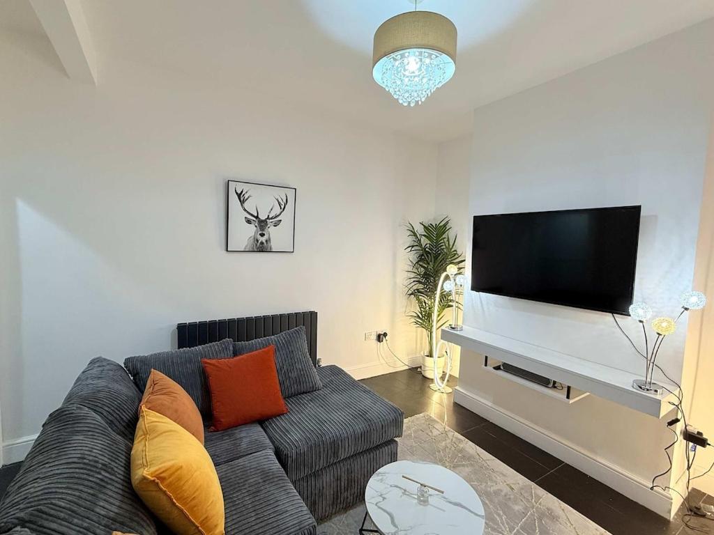 Spacious 4 Bed Cardiff House Near City Centre with Parking 5