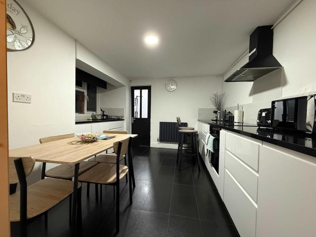 Spacious 4 Bed Cardiff House Near City Centre with Parking 4