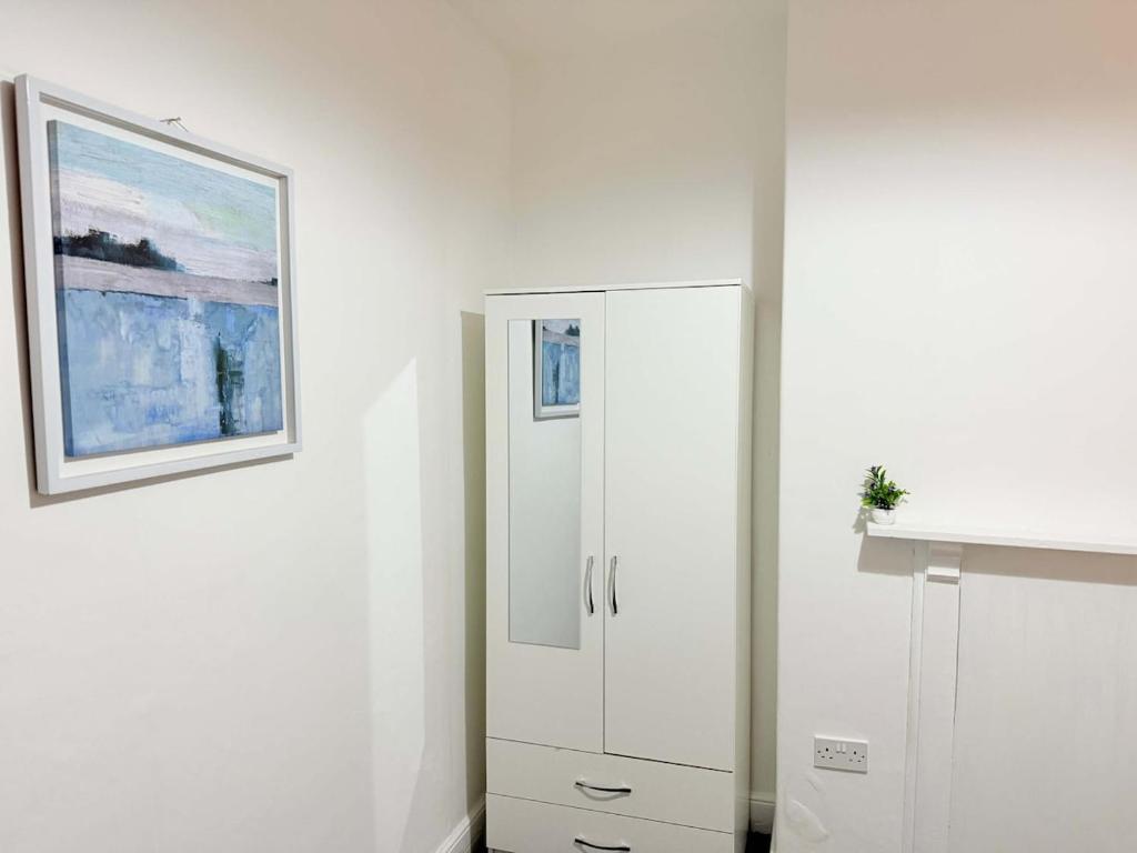 Spacious 4 Bed Cardiff House Near City Centre with Parking 8