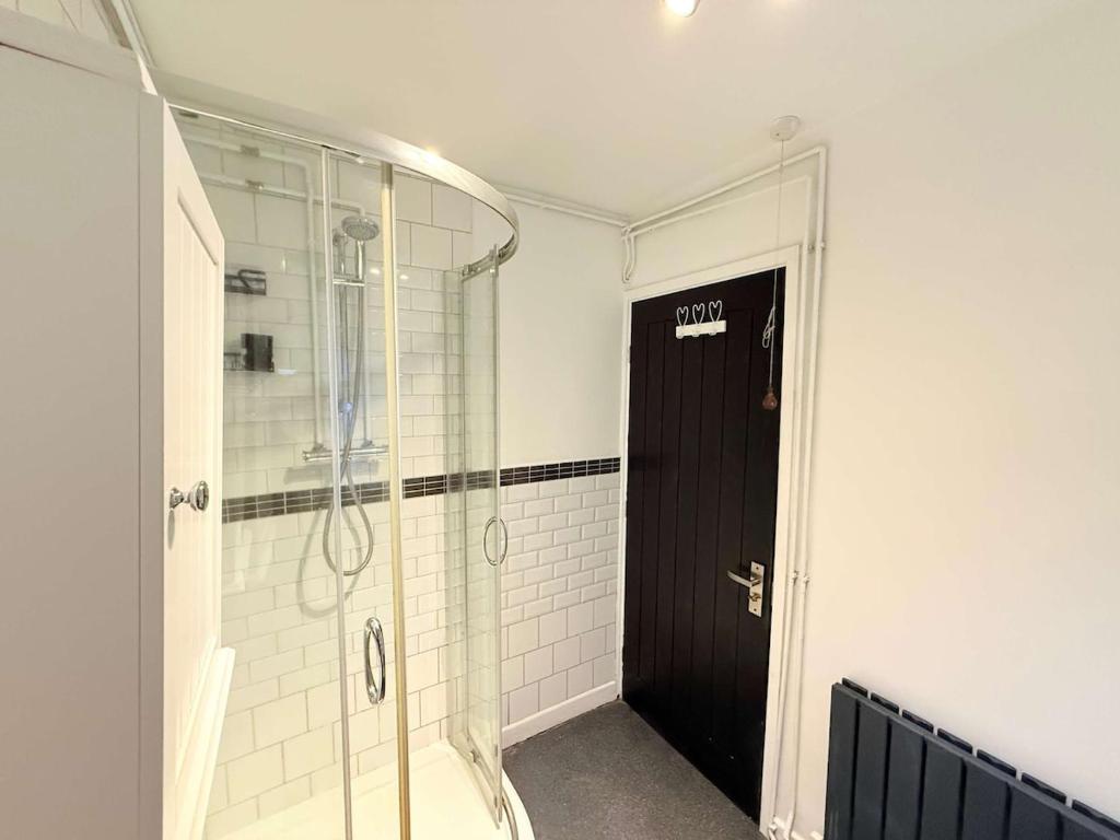 Spacious 4 Bed Cardiff House Near City Centre with Parking 3