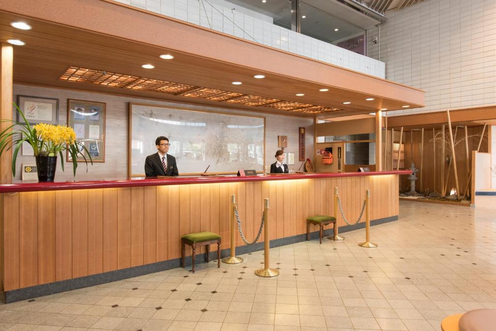 deux hommes assis dans un bar du hall dans l'établissement Grandia Housen, à Awara 37 autres photos