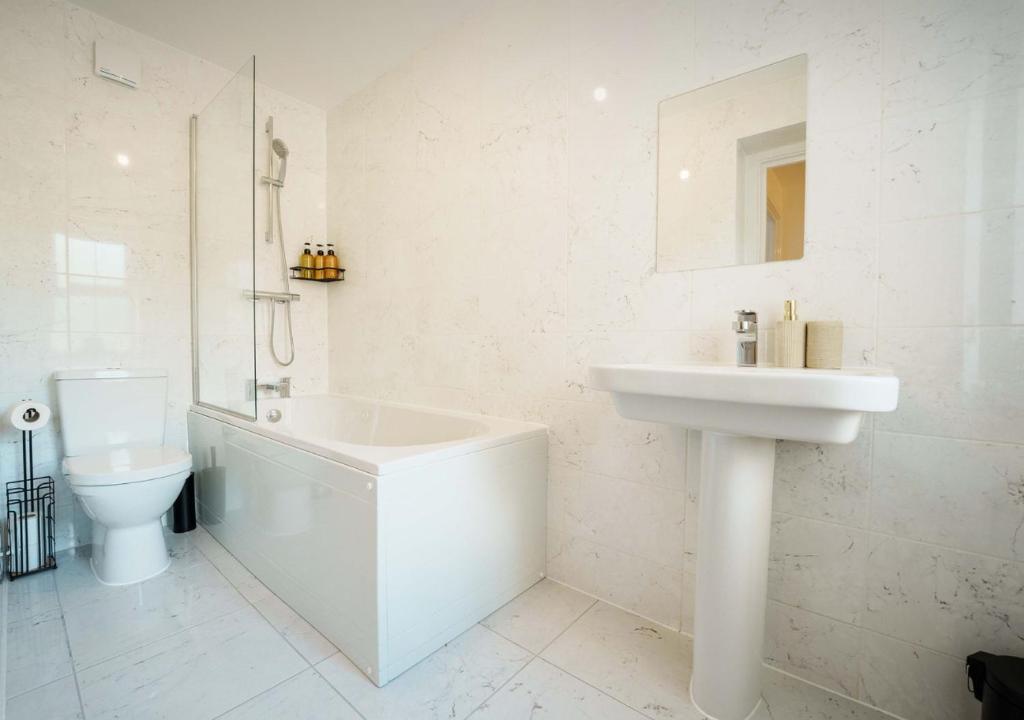 Large 4BR House Leeds, Contractor Friendly 8