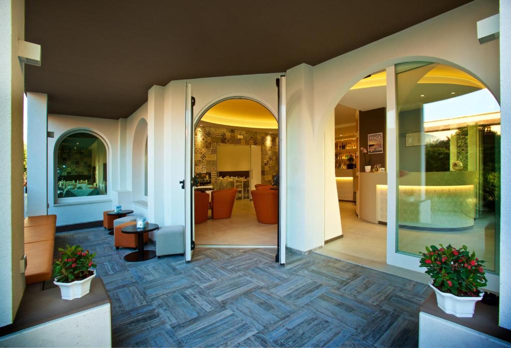 un hall d'entrée avec une porte ouverte dans un bâtiment dans l'établissement Hotel Biancaneve Wellness, à Marotta