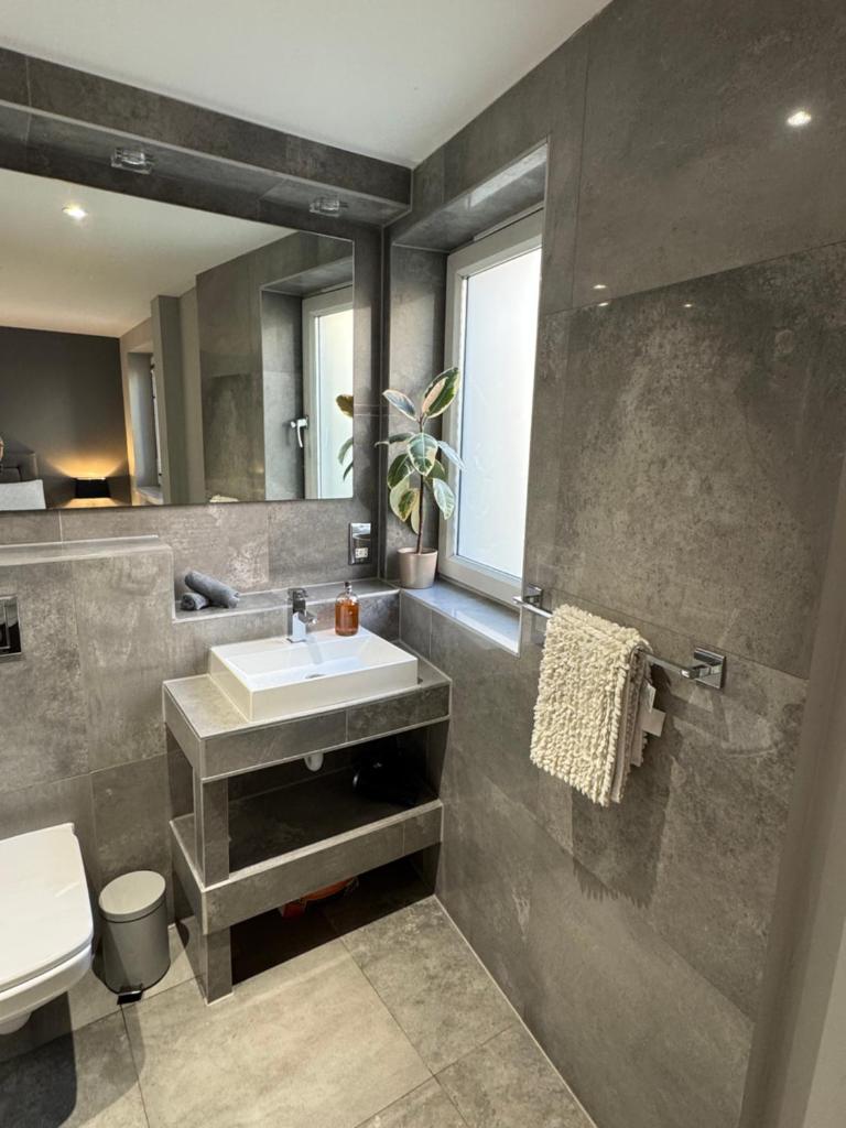 KM Granton Apartment 8