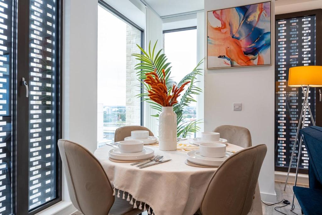 Skyline 2BR Apartment Manchester City Centre 8