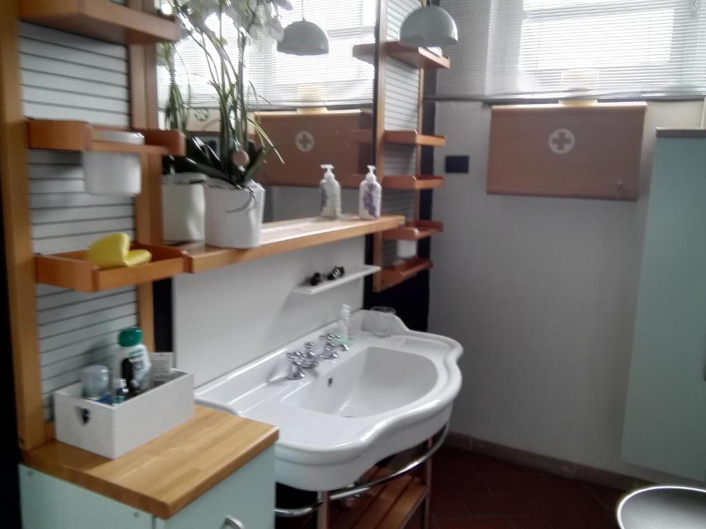 une salle de bain avec un lavabo, des toilettes et un miroir dans l'établissement Casa Rea, à Beverino