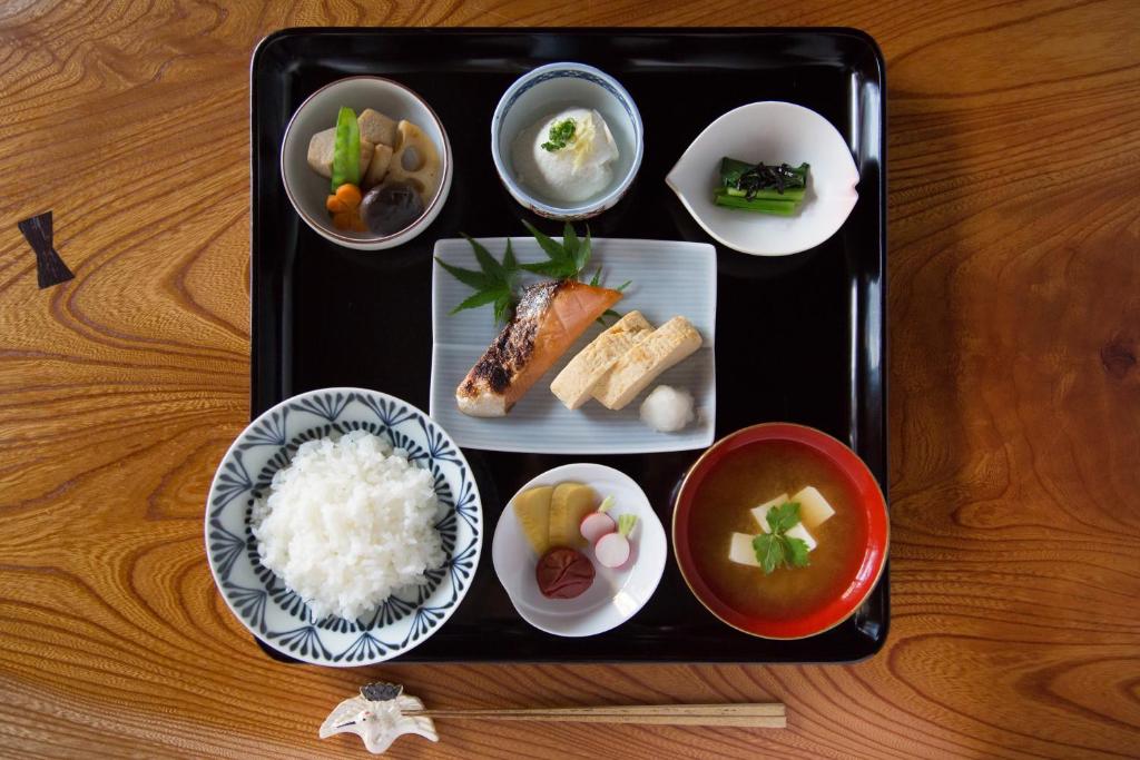 - un plateau de nourriture avec des sushis et du riz sur une table dans l'établissement Ryokan Mugen (Adult Only), à Kyoto