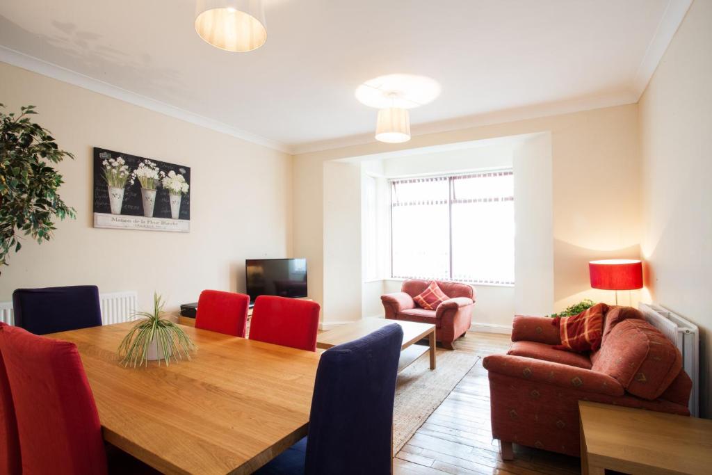 1 Fitzhamon Embankment APARTMENTS opposite Principality Stadium - LONG STAY OFFER 5