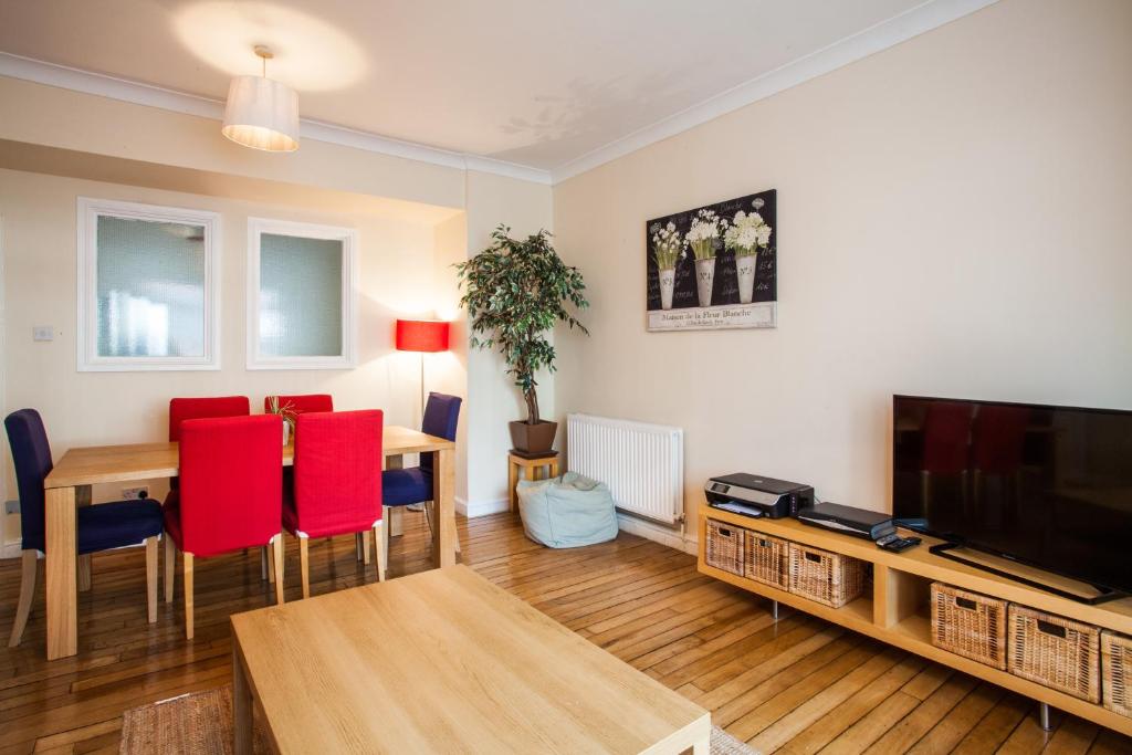 1 Fitzhamon Embankment APARTMENTS opposite Principality Stadium - LONG STAY OFFER 7