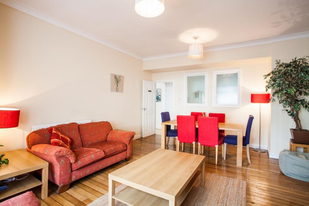 1 Fitzhamon Embankment APARTMENTS opposite Principality Stadium - LONG STAY OFFER 4